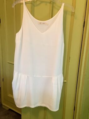 BY JOY White Sleeveless V-Neck Shift Dress